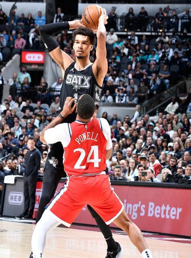 开云体育app-包含马刺球员连续砍分，或成比赛焦点的词条