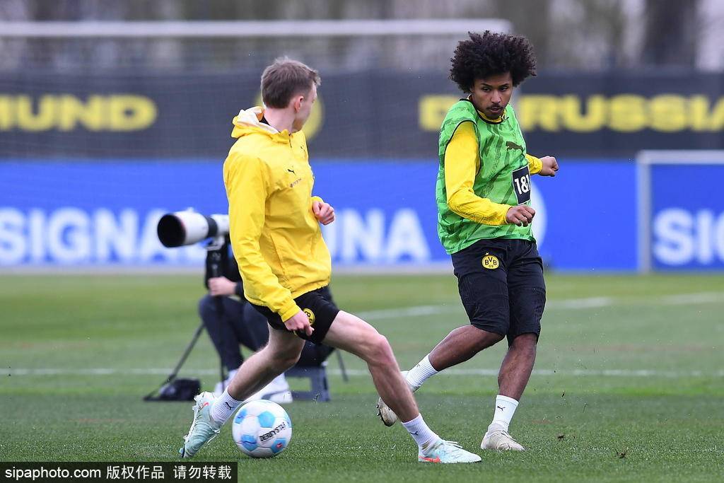 包含弗赖堡队在主场获得重要胜利，士气高涨的词条