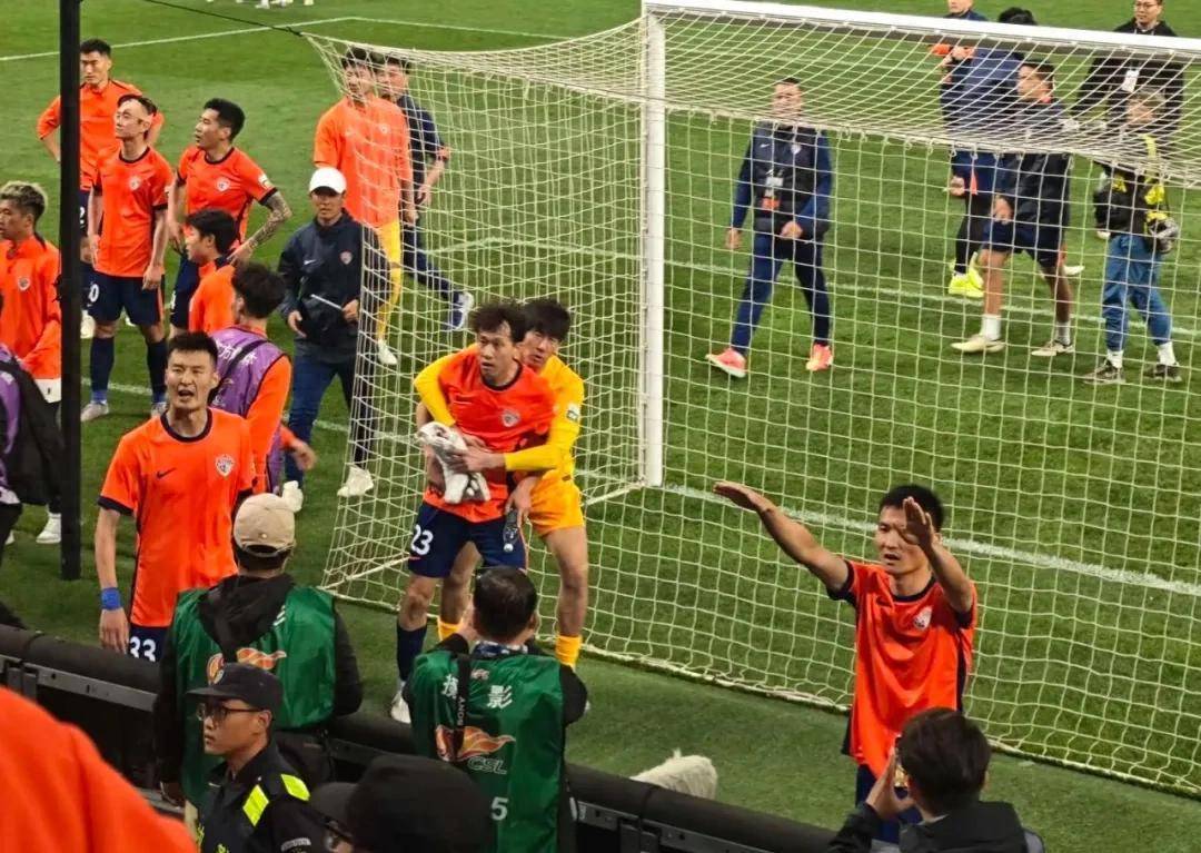 比赛中球员间发生冲突，场面一度失控