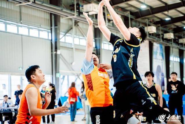 开云体育入口-关于体育场馆内篮球赛事如火如荼，球迷热情高涨的信息