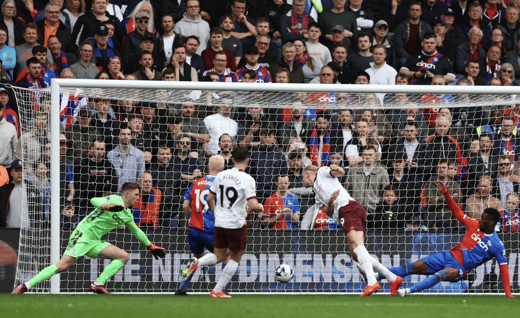 曼城主场战胜升班马，继续追赶切尔西