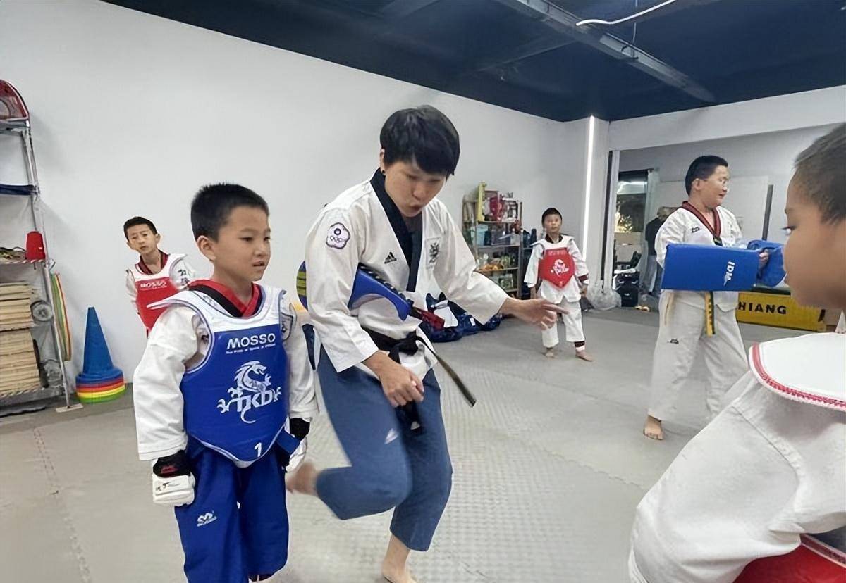 包含尼姆客场大捷，冠军梦想有望实现的词条