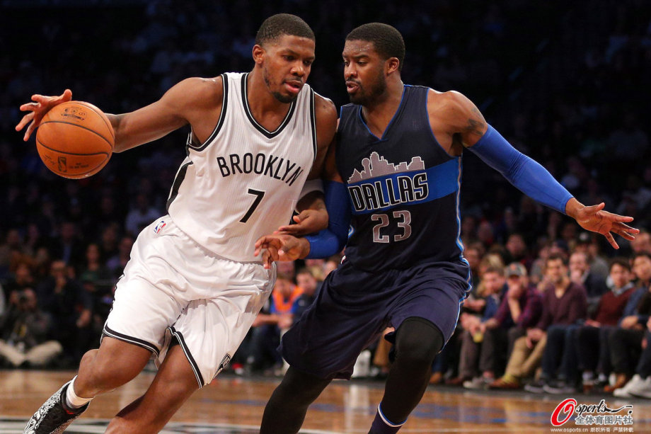 小牛队再战篮网夺取宝贵胜利