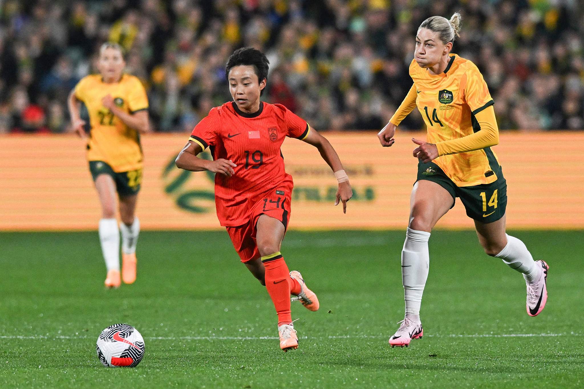 英姿飒爽的女足队员，无往而不胜