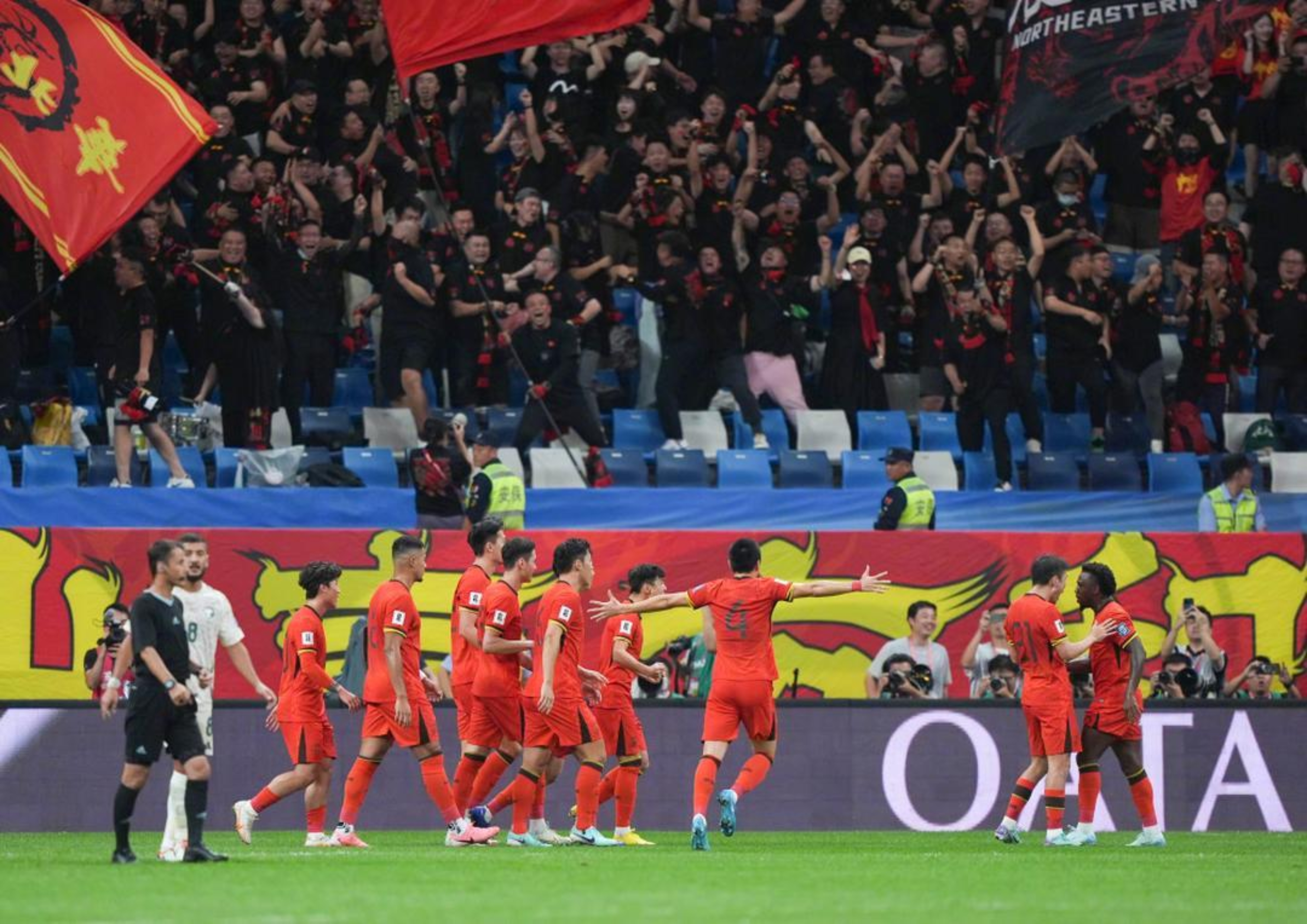 足坛新一轮比赛胜局之争，竞争激烈引人关注！的简单介绍