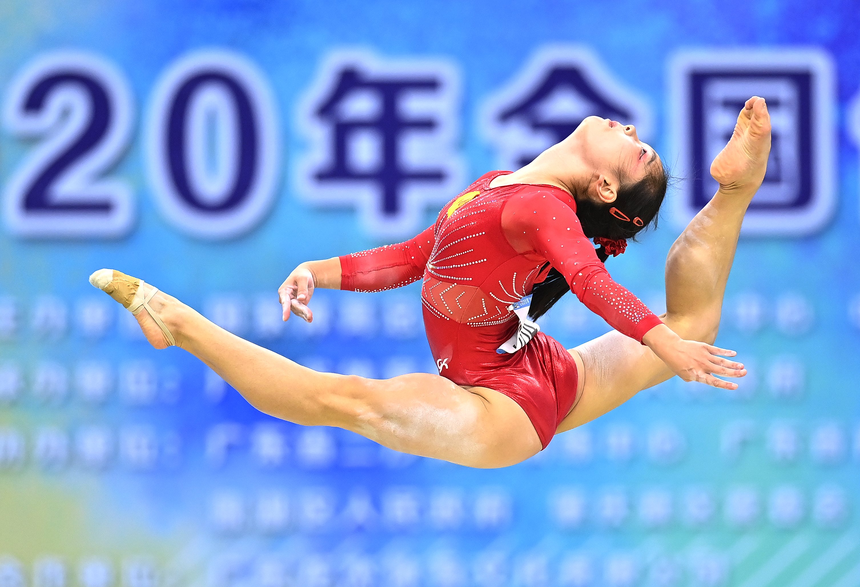 荷兰水球女将力挫强敌，夺得锦标