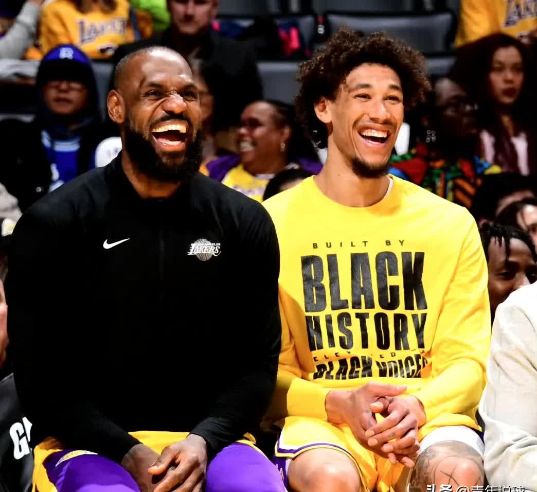 球队胜利后派对庆祝，队内氛围大好