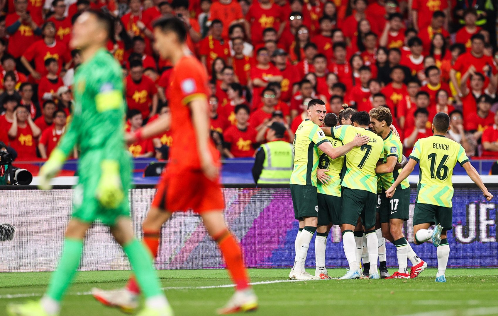 开云体育在线-豪门对决，亚洲足球赛场上演激烈碰撞