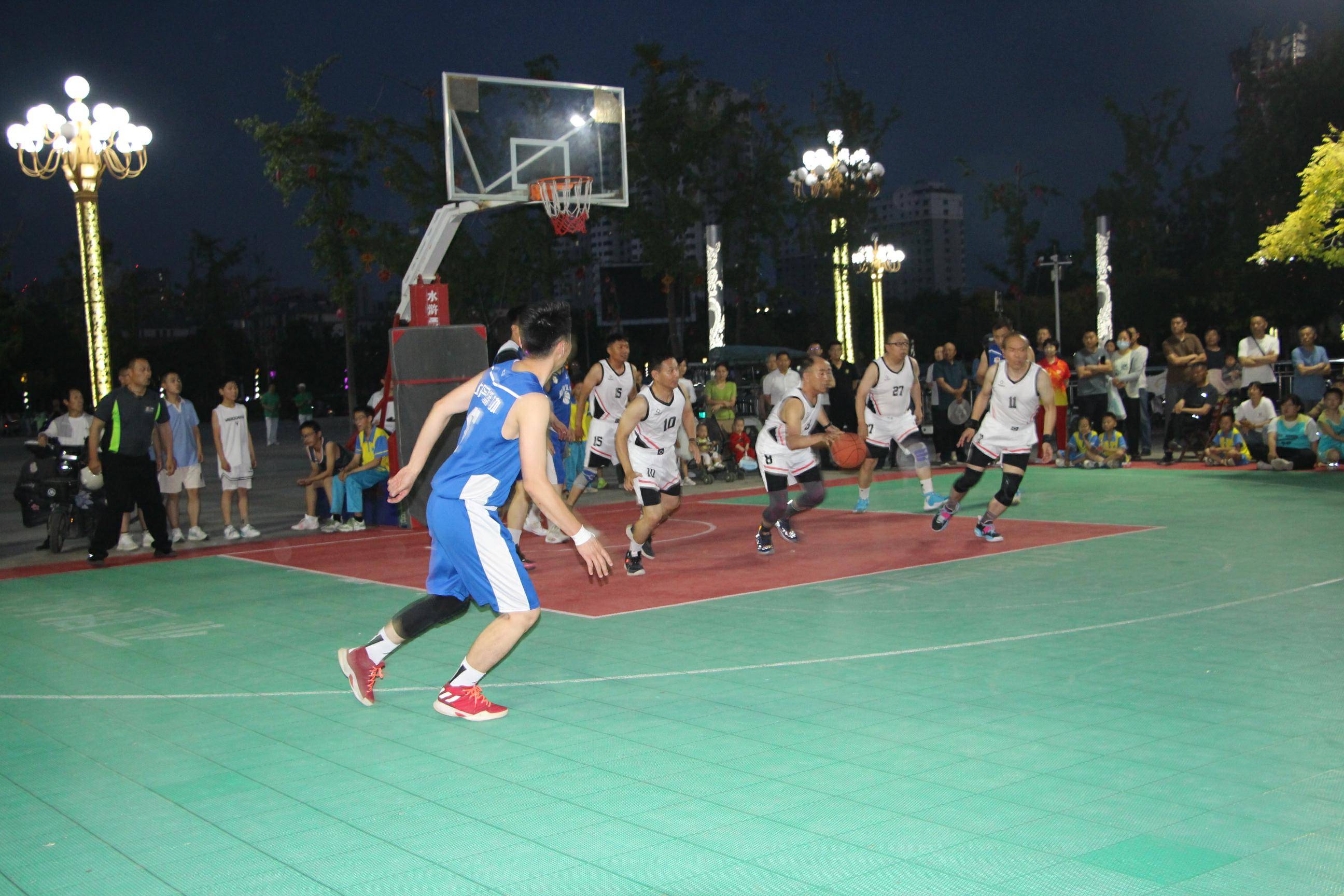 篮球赛场上上演精彩纷呈的对决