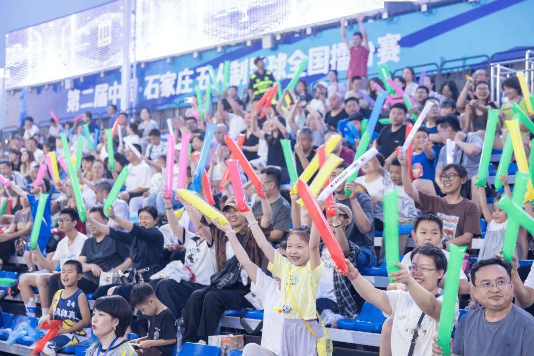 开云体育在线-足球比赛现场气氛火热，球迷们欢呼雀跃的简单介绍