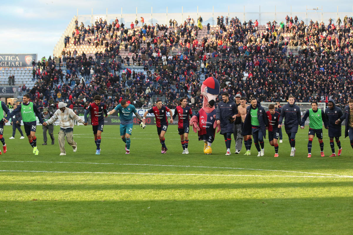 一场激烈的足球对决引发球迷热议的简单介绍