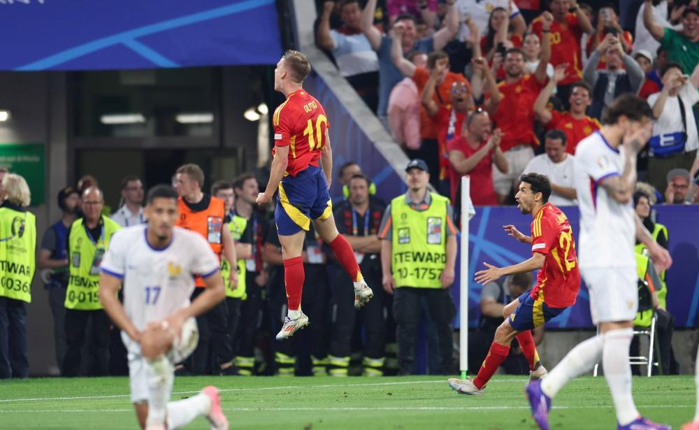 英格兰足球队表现完美，轻松击败对手的简单介绍