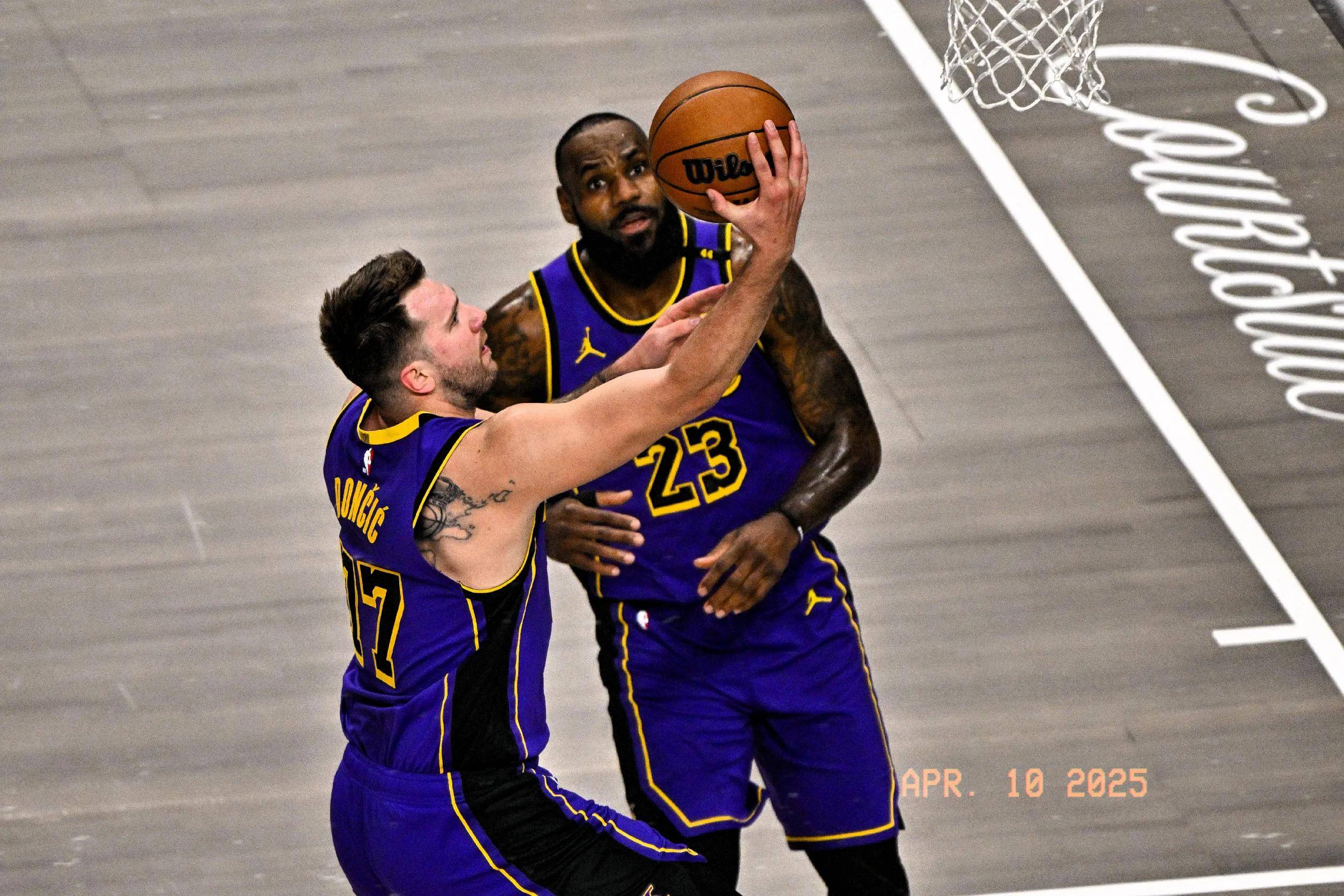 开云体育官方网站-詹皇率湖人逆袭，东部半决赛战局扳平