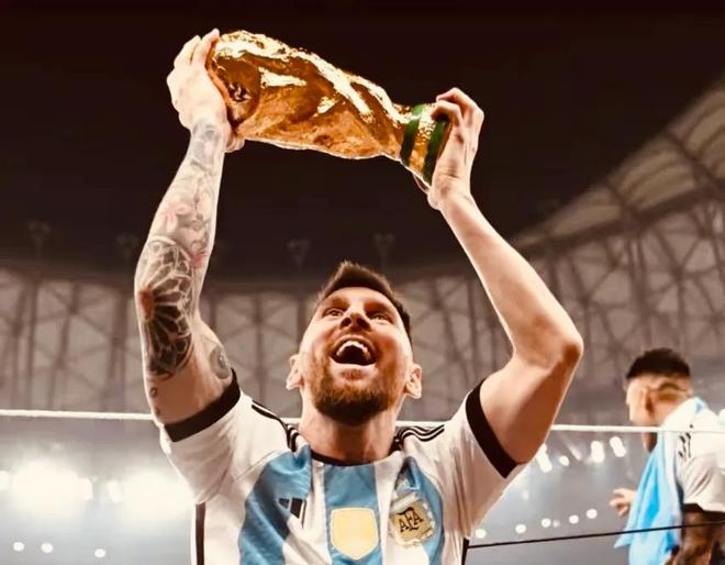 开云APP-传奇再现：梅西C罗同场竞技，谁能笑到最后？