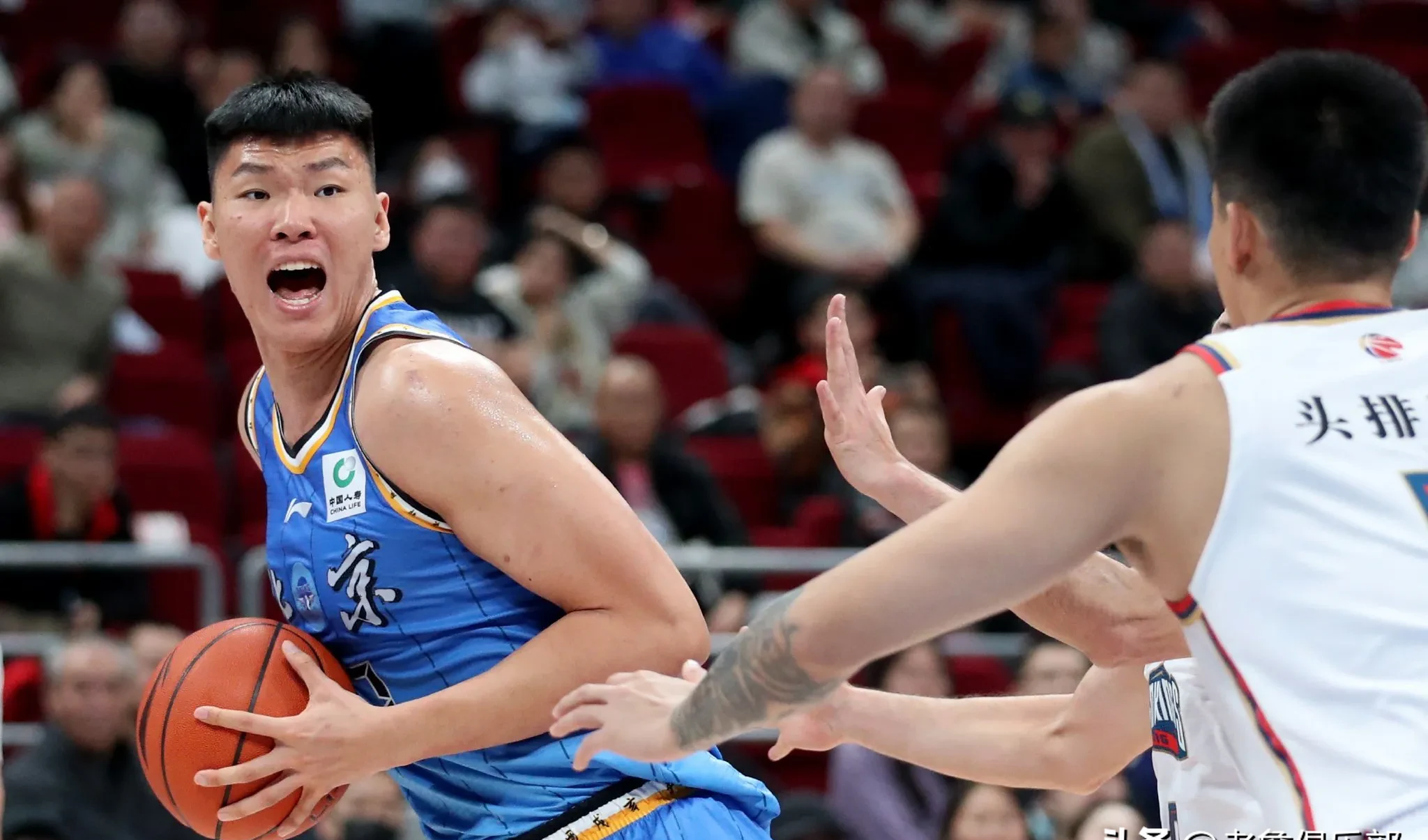 篮球赛场上出现冲突事件，各队球员须保持冷静