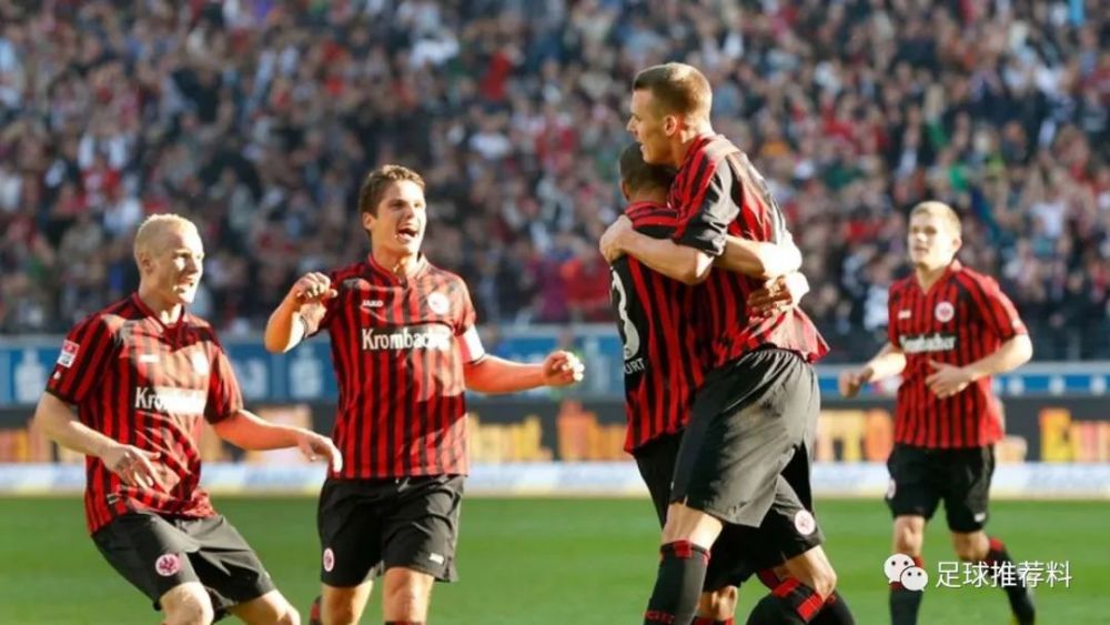 开云体育下载-法兰克福惊险获胜，暂居榜首