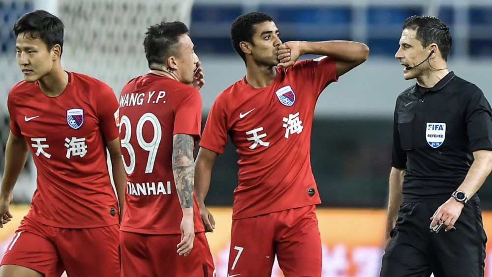 包含上港客场击败天海，保持不败战绩不断前进的词条