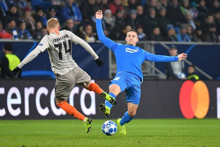 卫冕冠军梅开二度，霍芬海姆主场大胜劲旅