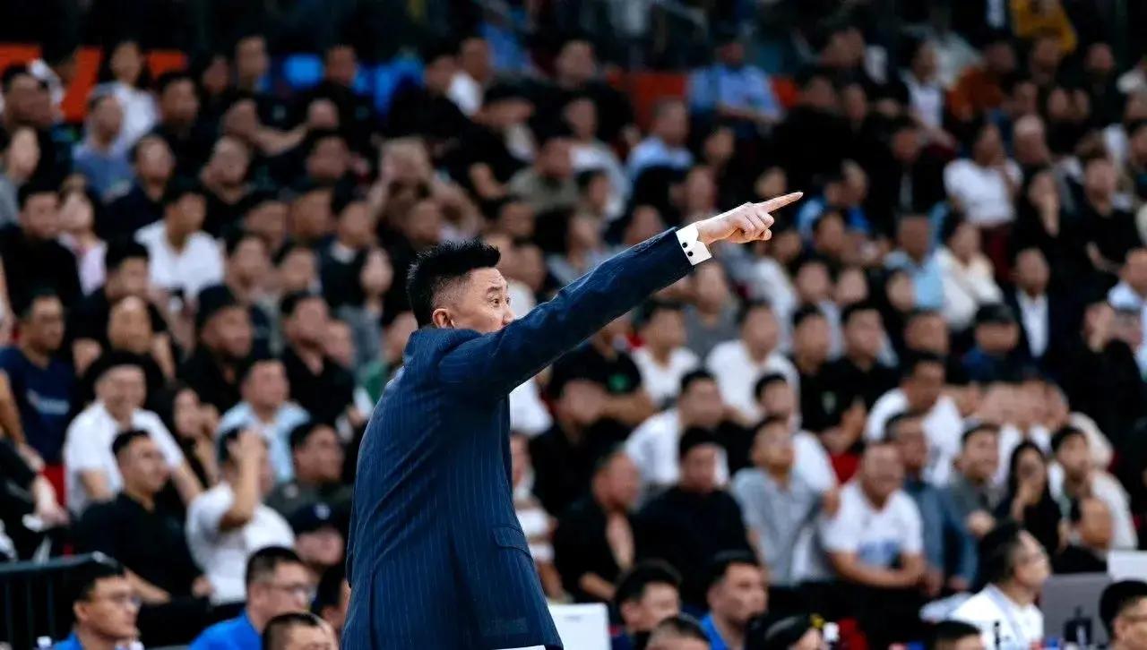 开云下载-广东队主场大胜上海队，避免出现两连败的尴尬