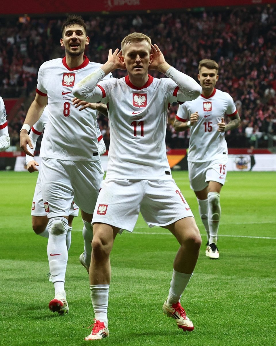 包含英格兰逆转战胜意大利，领跑小组的词条