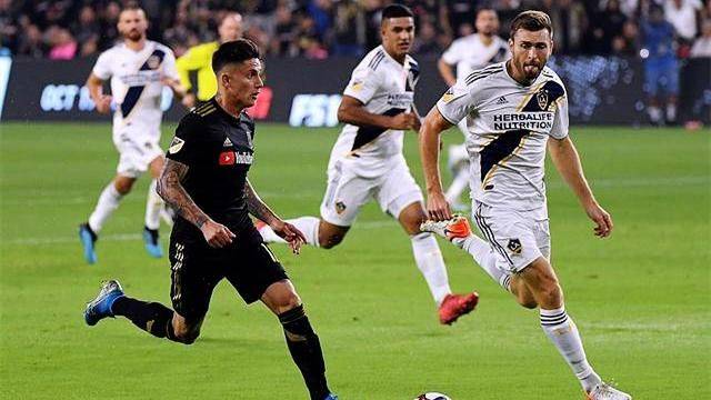 卡普行进中的雷恩，破解对手防线