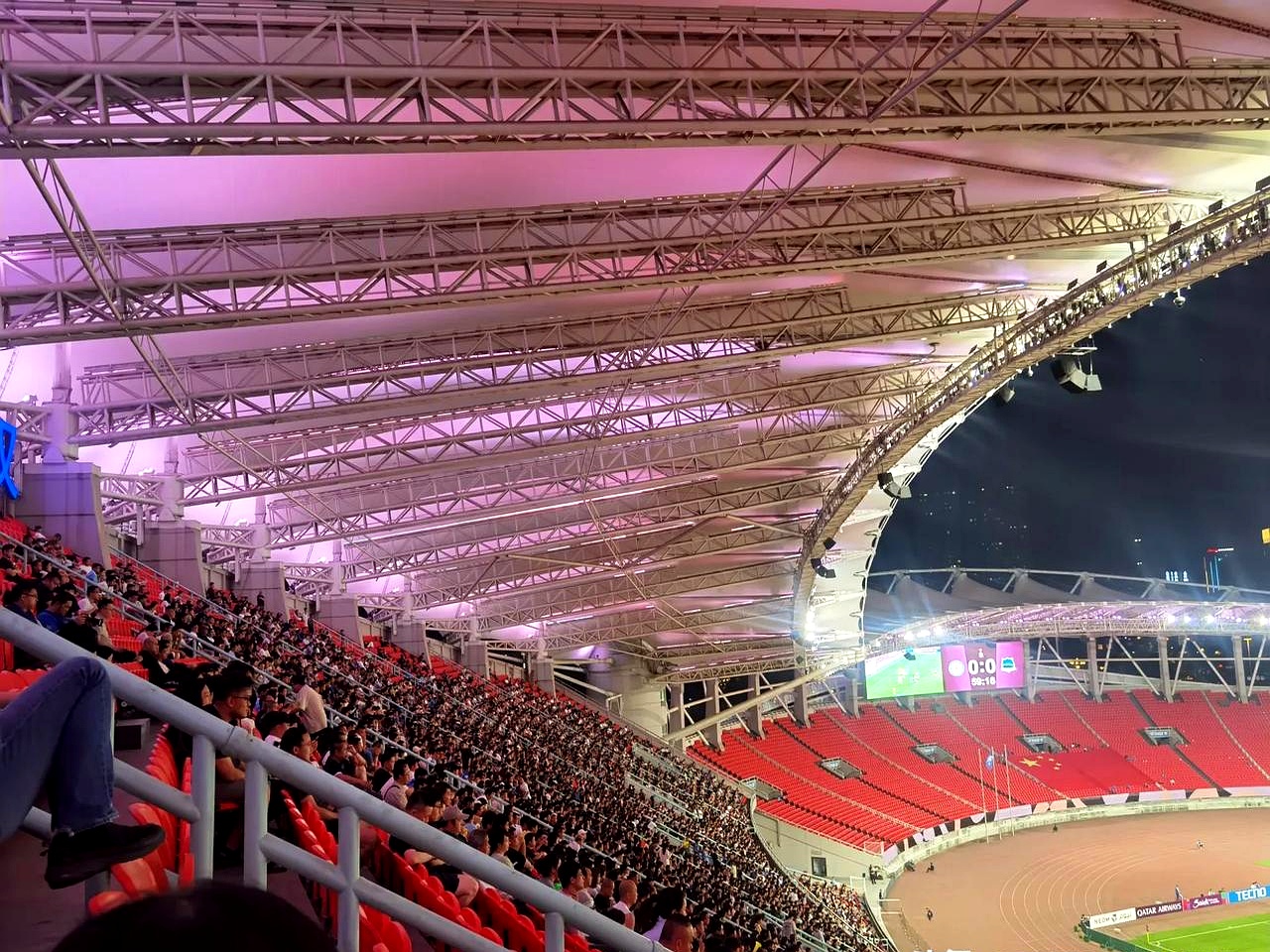 激烈角逐引爆体育场，观众欢呼不断