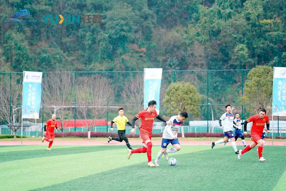 足球赛场上双方你追我赶，胜负难分