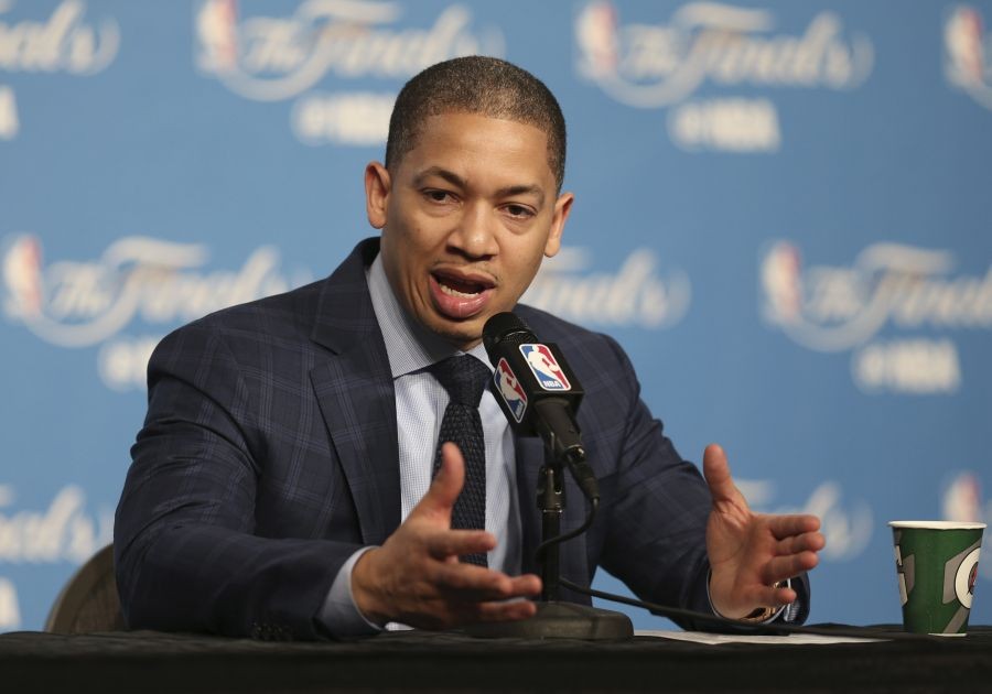 骑士队主教练强调团队合作重要性