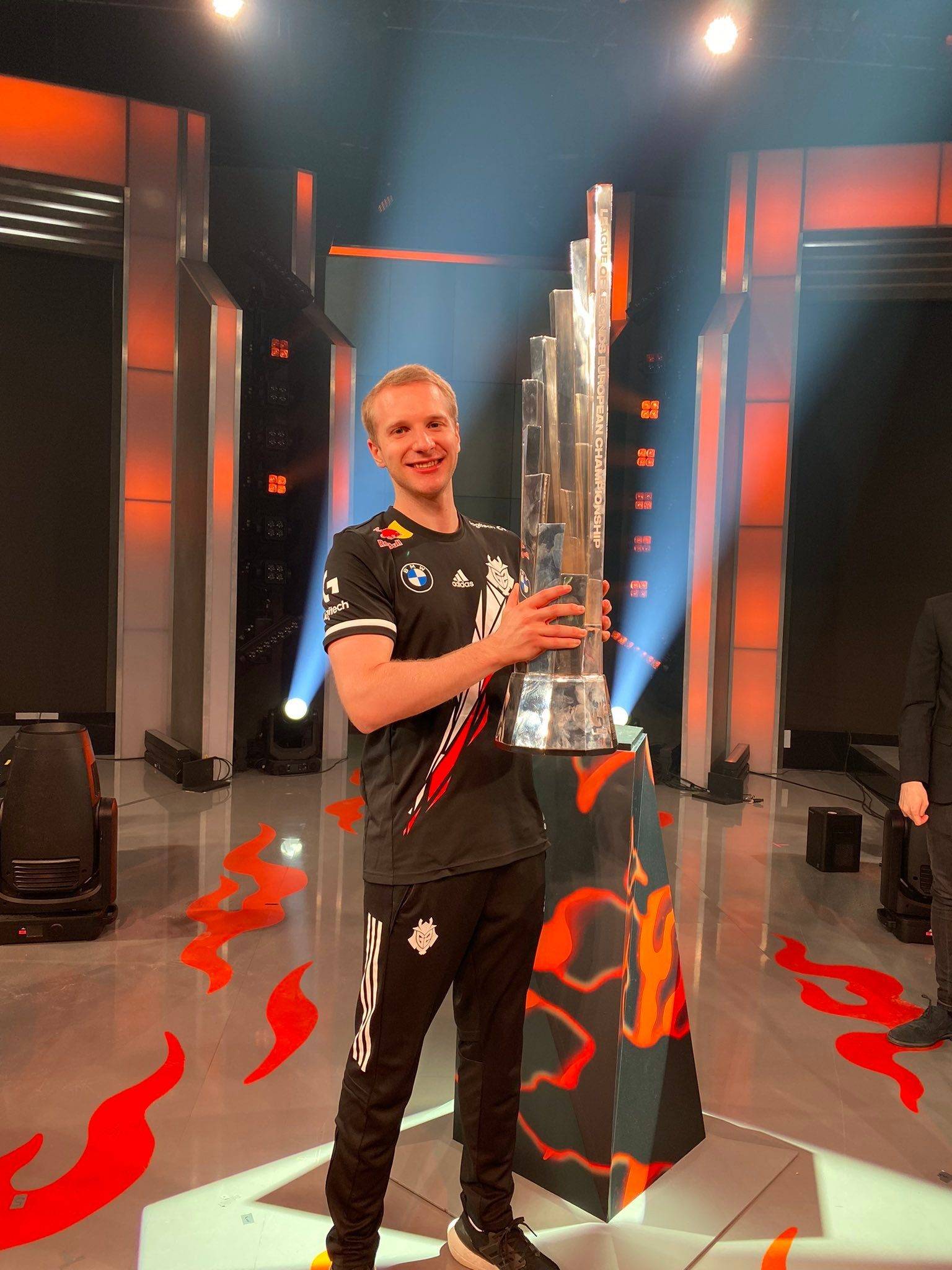 包含TSM碾压G2，Jankos操刀奇招英雄翻盘鏖战多局淘汰赛，点燃全场激情的词条