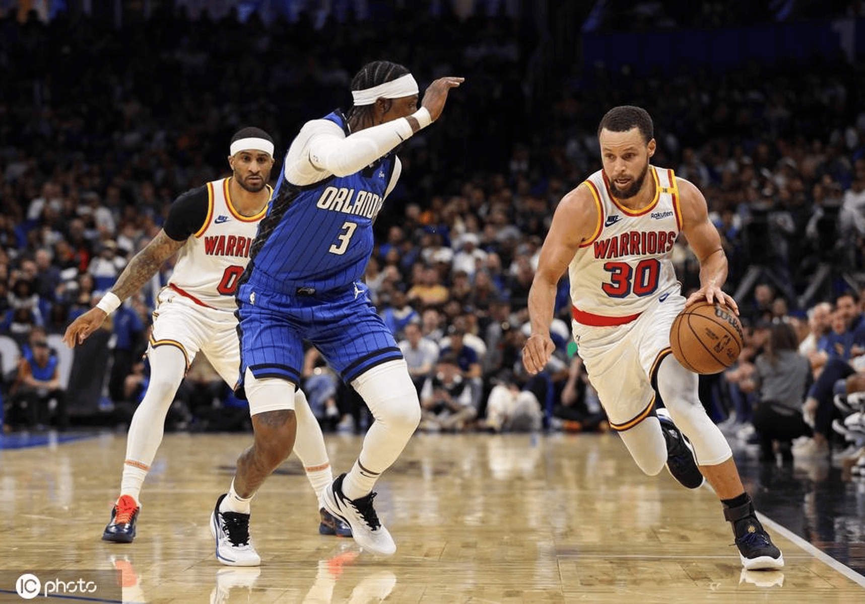 勇士逆转国王，库里抢下关键篮板助胜