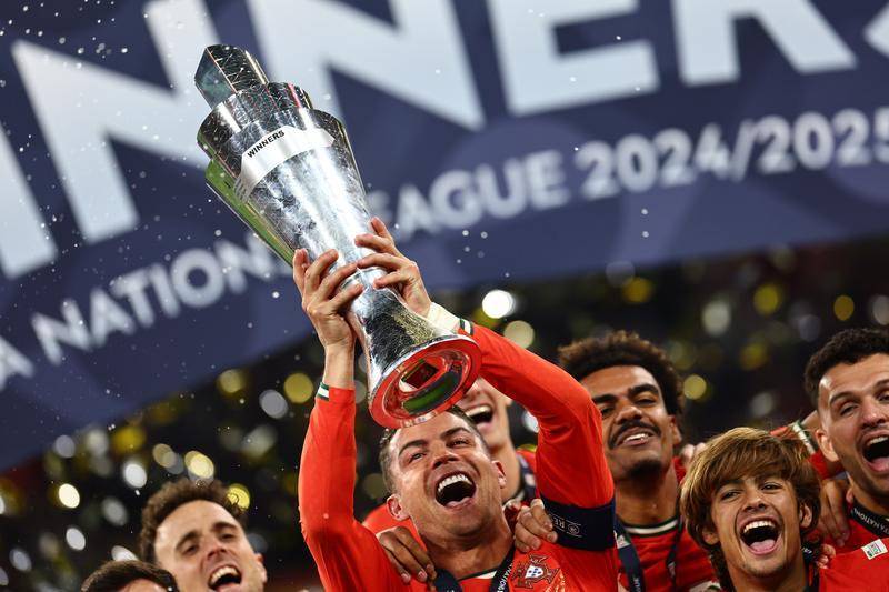 欧洲篮球球员在国际赛事中奋力拼搏，为国争得骄人成绩