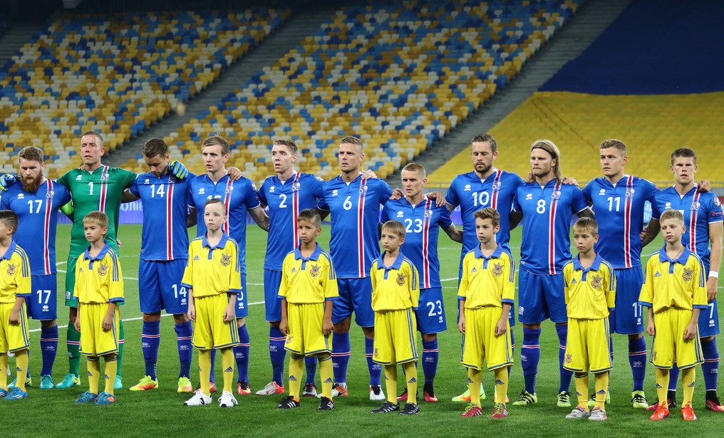 关于意大利连扳冰岛，小组赛两连胜的信息