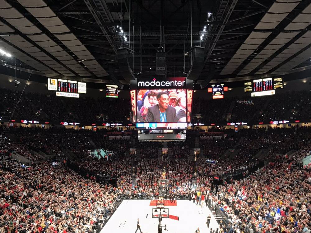 开拓者队再次取得胜利，获得球迷的掌声和支持